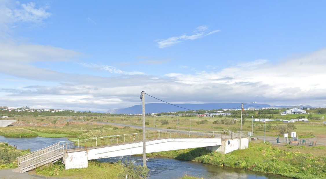 Gamla göngubrúin við Breiðholtsbrú fjarlægð